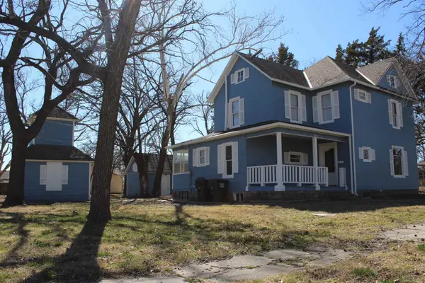 521 W 5th St, Halstead, KS 67056