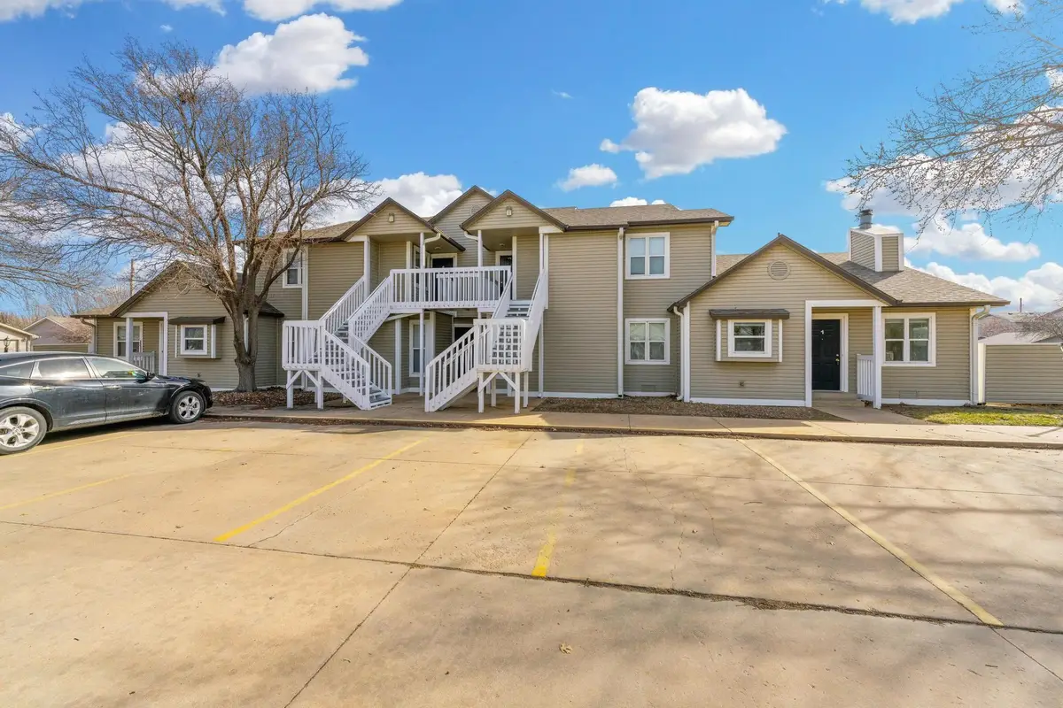 1704 E 24th Ave, Hutchinson, KS 67502 - #1
