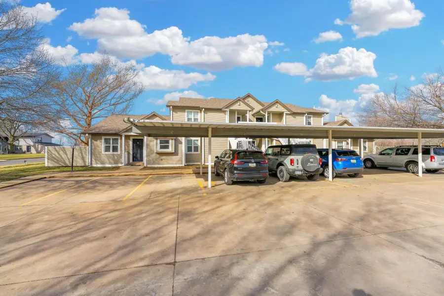 1704 E 24th Ave, Hutchinson, KS 67502 - #3