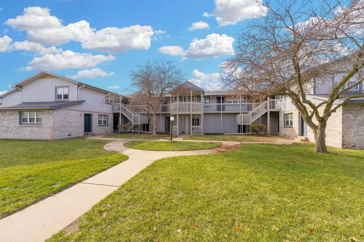 1701 E 24th Ave, Hutchinson, KS 67502 - #1