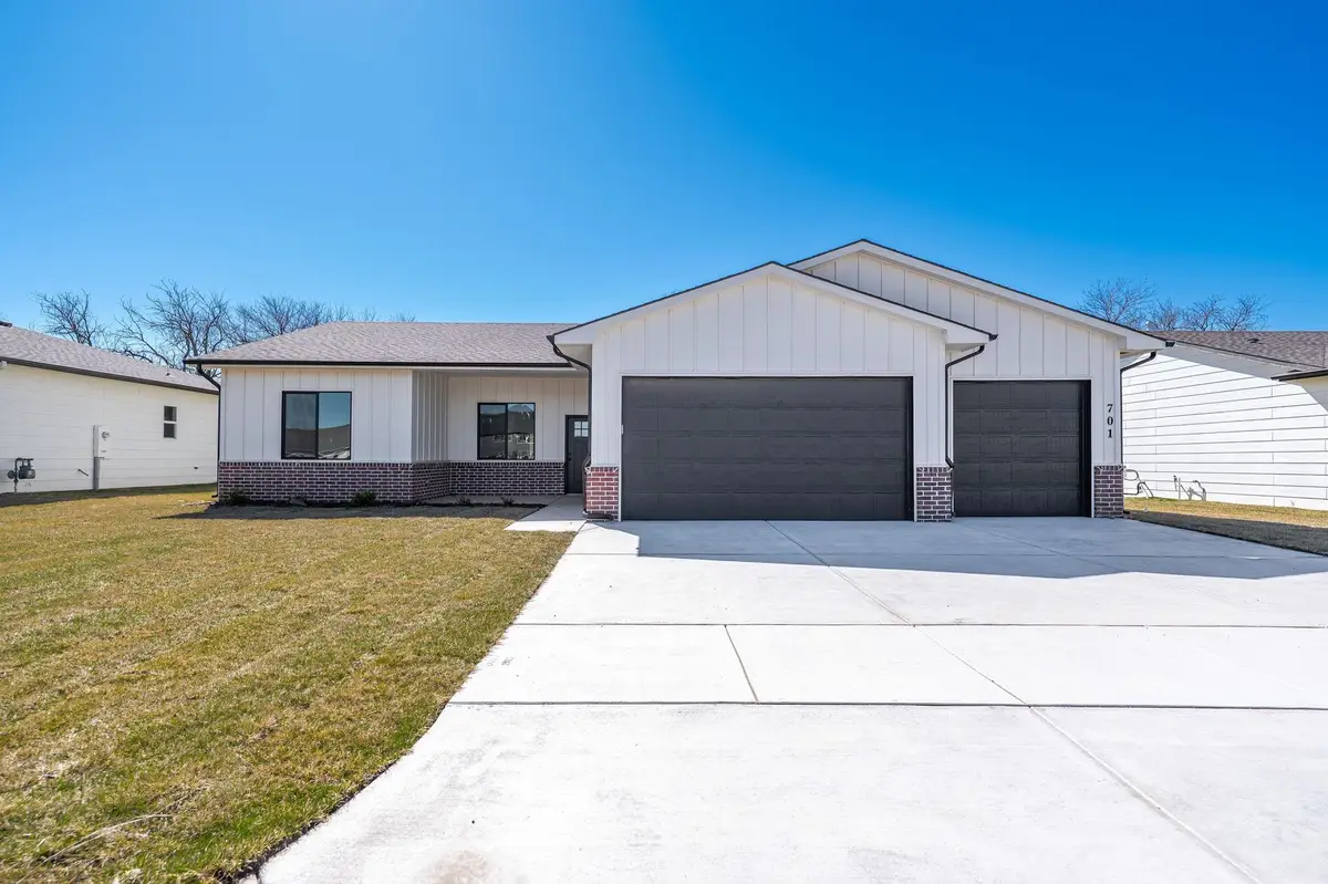 701 E Elmwood St, Park City, KS 67147 - #1