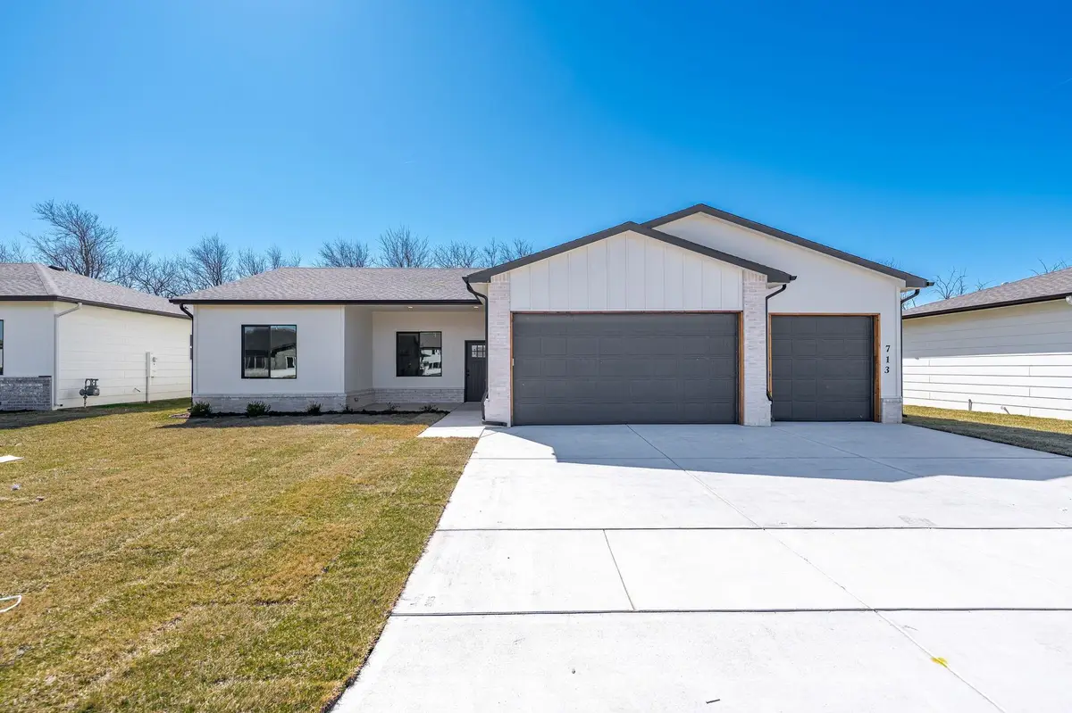 713 E Elmwood St, Park City, KS 67147 - #1