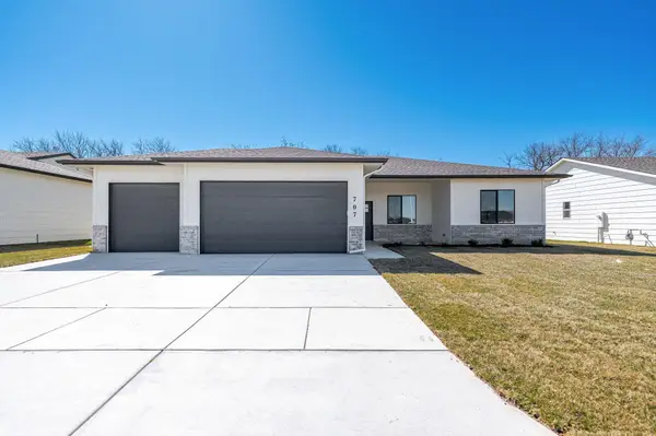 707 E Elmwood St, Park City, KS 67147