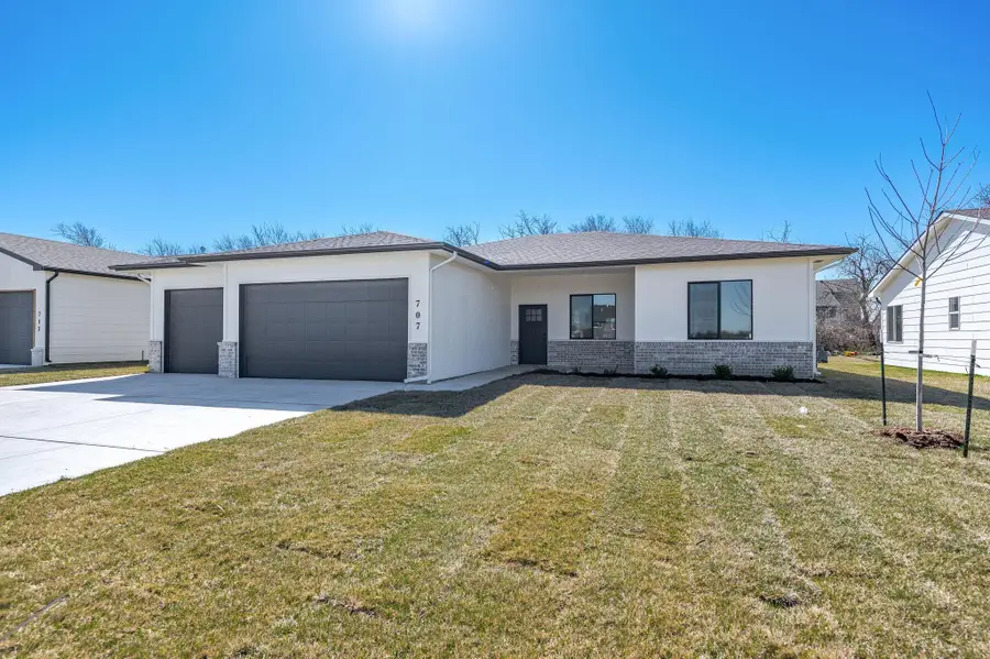 707 E Elmwood St, Park City, KS 67147 - #2
