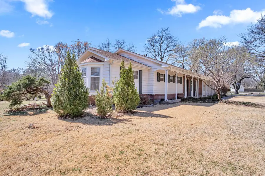 17 Circle Dr, Newton, KS 67114 - #2