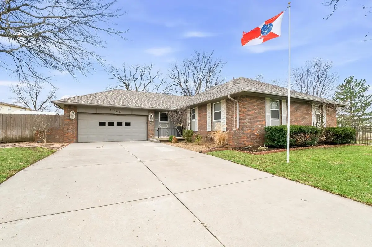 8509 E Lockmoor Cir, Wichita, KS 67207 - #1