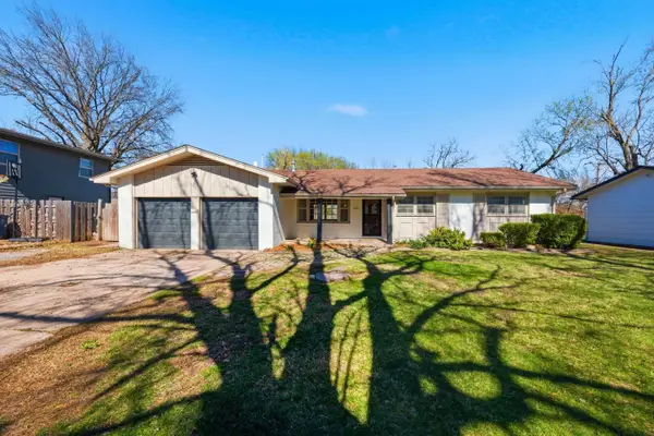 832 N Country Acres Ave, Wichita, KS 67212