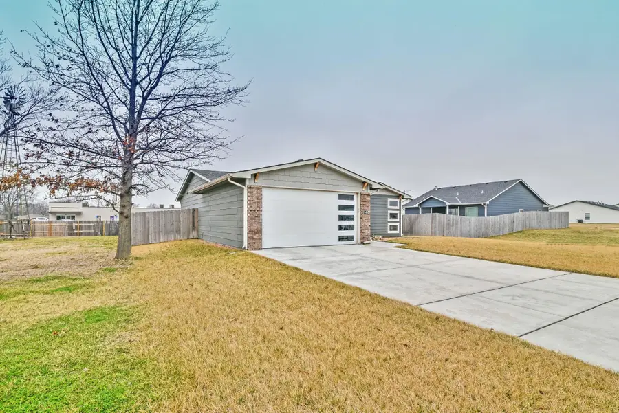 945 Arrow Head St, Clearwater, KS 67026 - #3