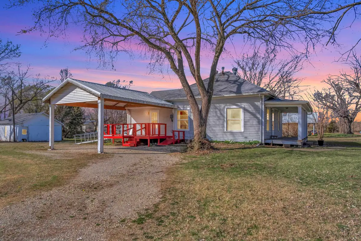 901 N Locust St, Peabody, KS 66866 - #1