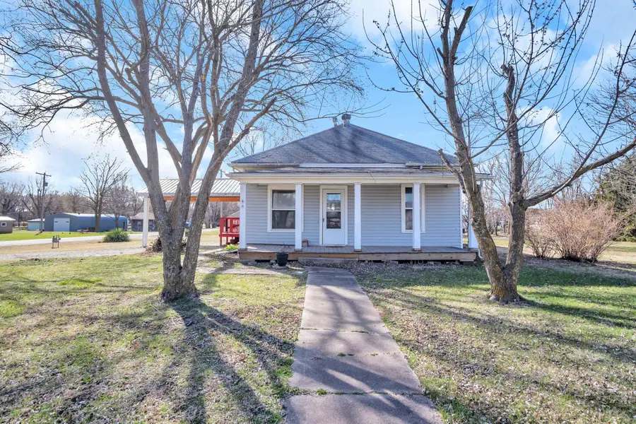 901 N Locust St, Peabody, KS 66866 - #2