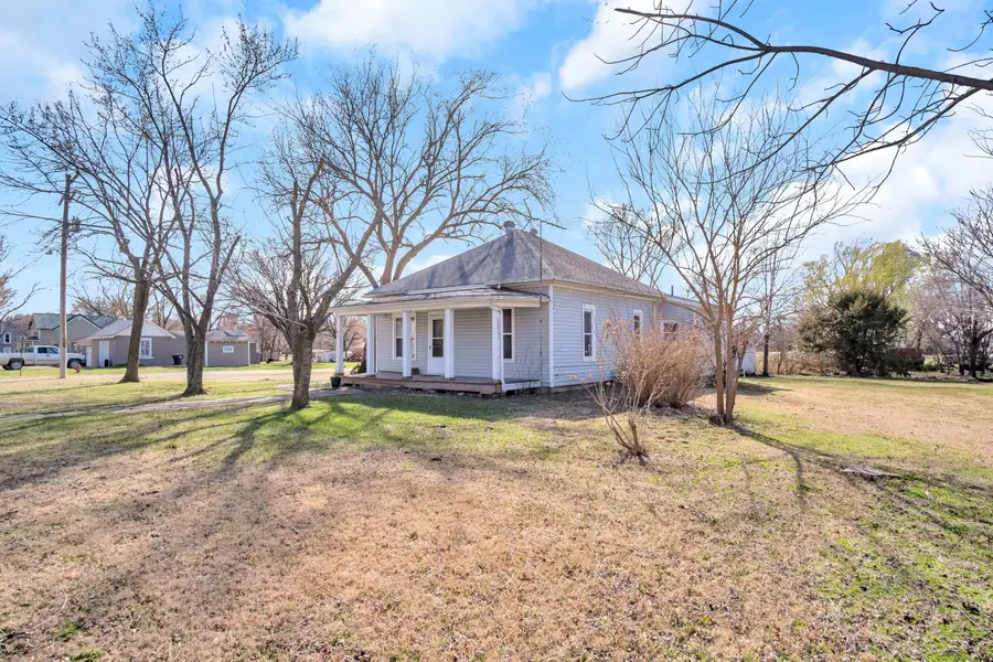 901 N Locust St, Peabody, KS 66866 - #3