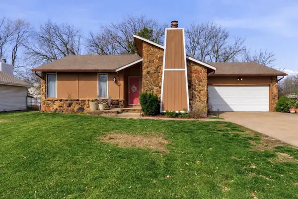 719 N Briarwood Rd, Derby, KS 67037