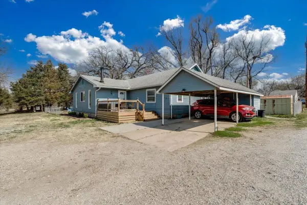 216 N 2nd St, Towanda, KS 67144