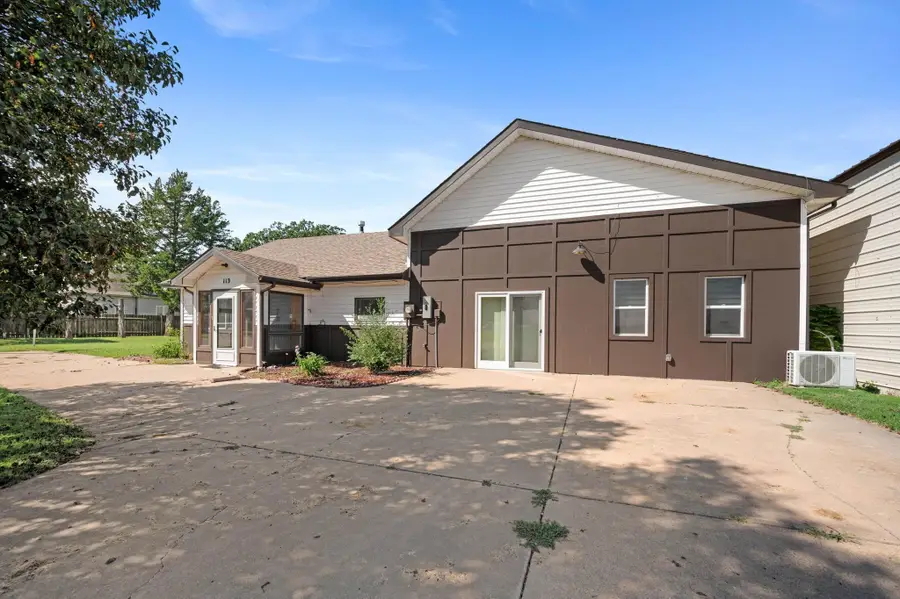 113 S Robbins Rd, Norwich, KS 67118 - #2