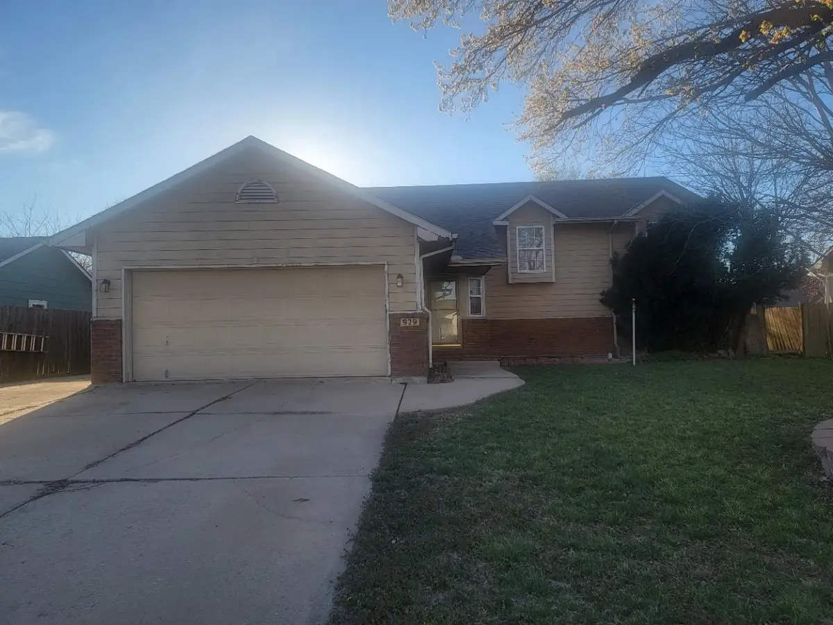 929 Clover Ln, Valley Center, KS 67147 - #1