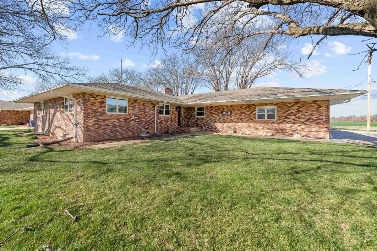 202 S Cherry St, Lindsborg, KS 67456 - #1