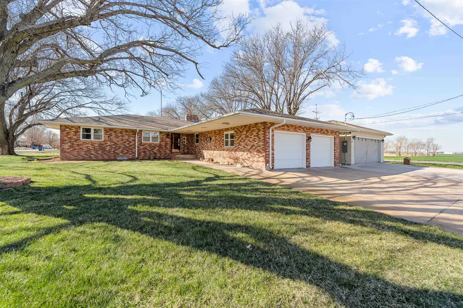 202 S Cherry St, Lindsborg, KS 67456 - #2