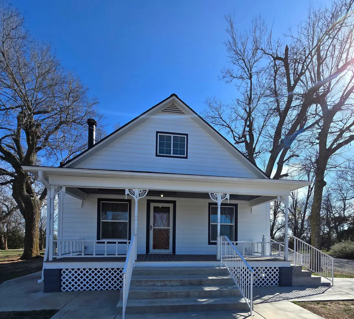 2403 E Chestnut Ave, Arkansas City, KS 67005 - #1