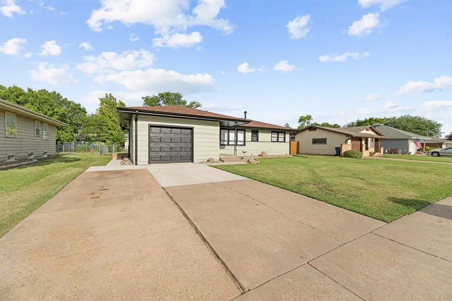 2037 Roach St, Salina, KS 67401 - #2