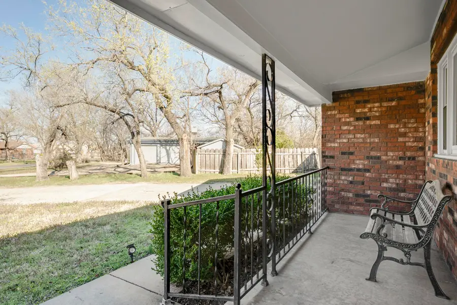 201 W Murdock St, Andover, KS 67002 - #3