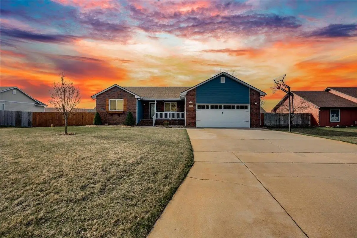 1811 E 26th Ave, Hutchinson, KS 67502 - #1