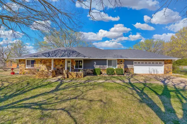 3 Oakwood Dr, Arkansas City, KS 67005