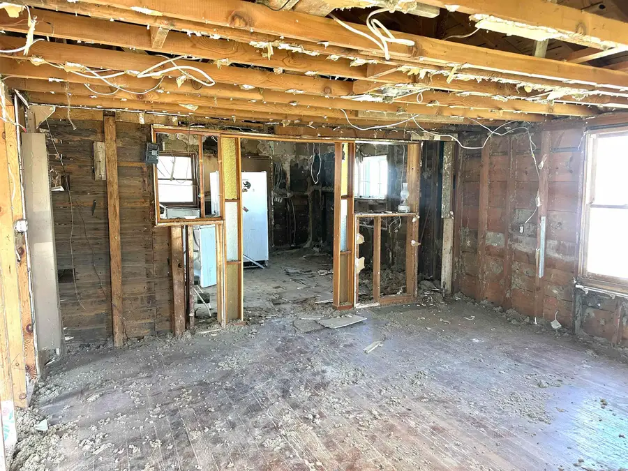 1027 N 5th St, Salina, KS 67401 - #2