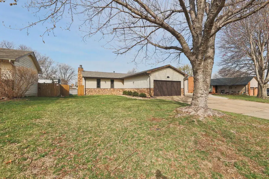 403 N Basswood Ln, Haysville, KS 67060 - #2