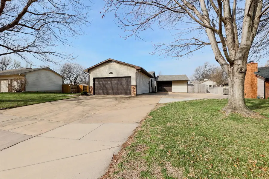 403 N Basswood Ln, Haysville, KS 67060 - #3