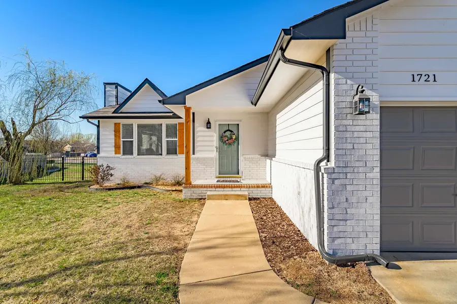 1721 N Hawthorn Ct, Andover, KS 67002 - #2