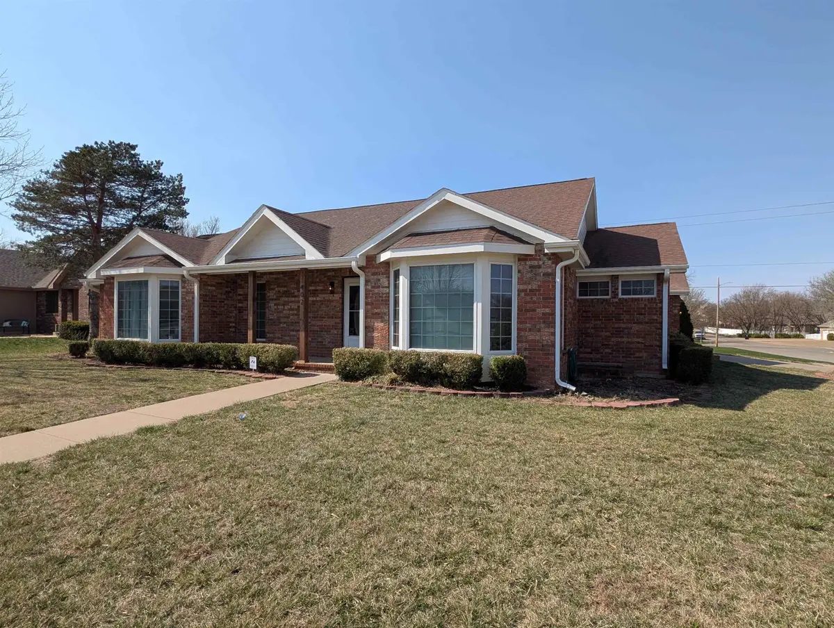 402 Pine Ridge Dr, Salina, KS 67401 - #1