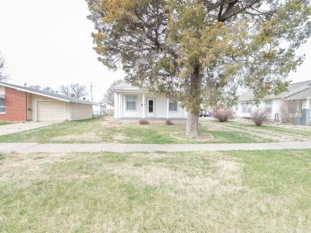 305 N Main St, Hillsboro, KS 67063 - #2