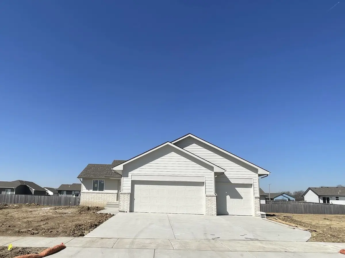 1611 E Arrowhead St, Andover, KS 67002 - #1