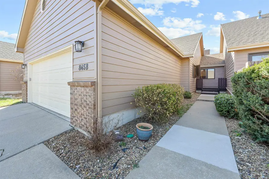 845 Fairdale Rd Apt B, Salina, KS 67401 - #2