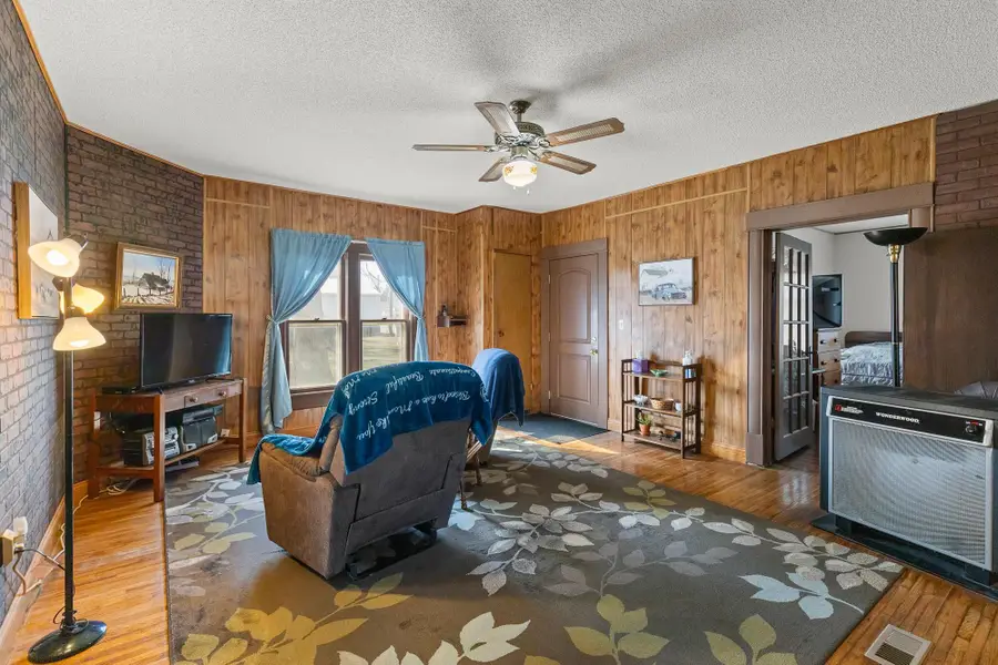 109 E 2nd St, Haven, KS 67543 - #2