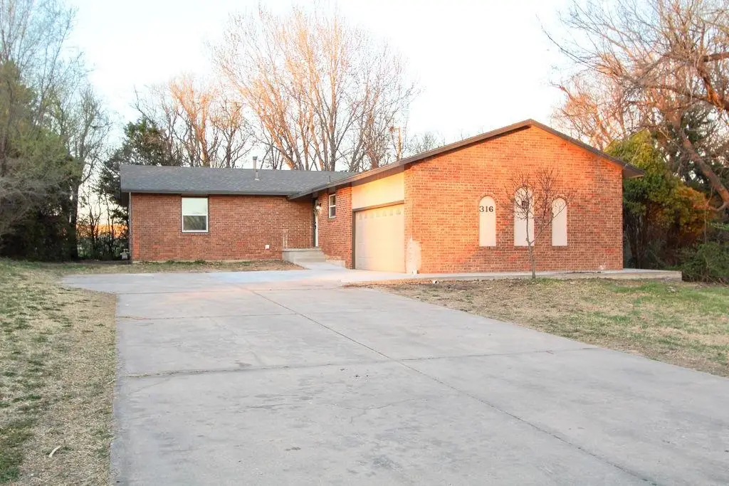 316 Sherman Dr, Newton, KS 67114 - #1