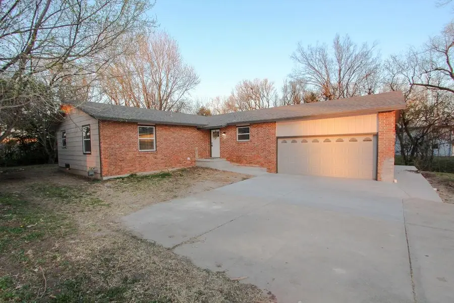 316 Sherman Dr, Newton, KS 67114 - #2
