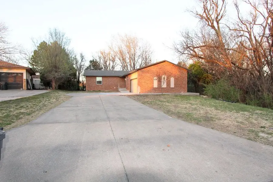 316 Sherman Dr, Newton, KS 67114 - #3