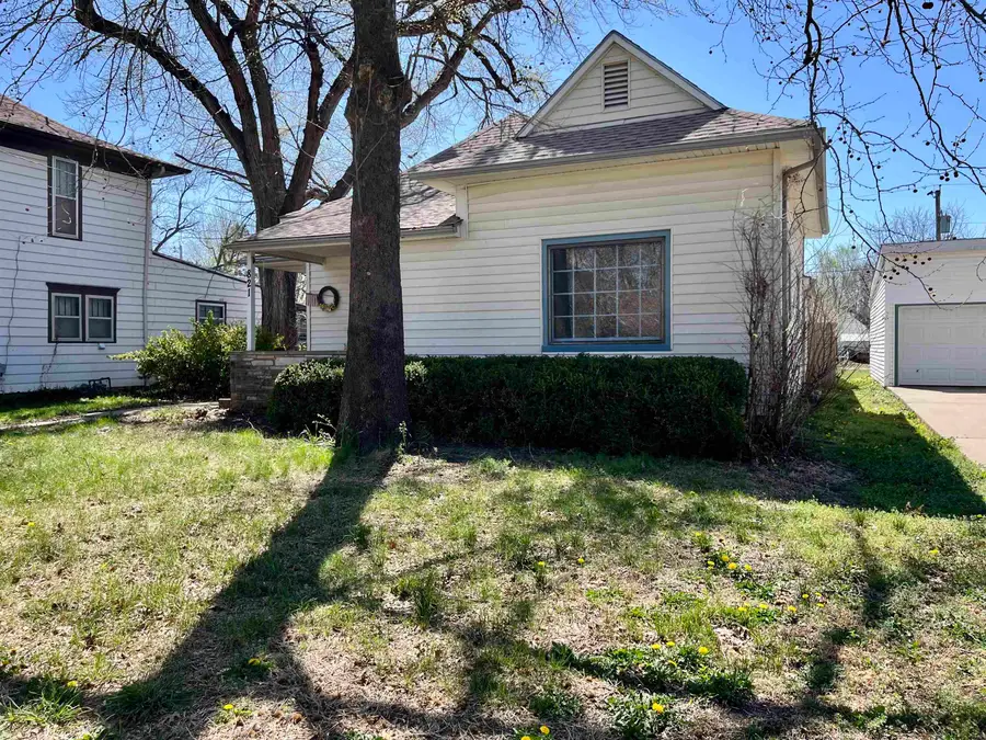 821 E 10th, Winfield, KS 67005 - #2