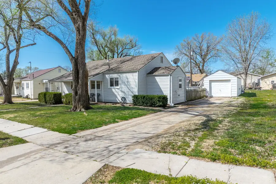 705 Maplewood Dr, El Dorado, KS 67042 - #2