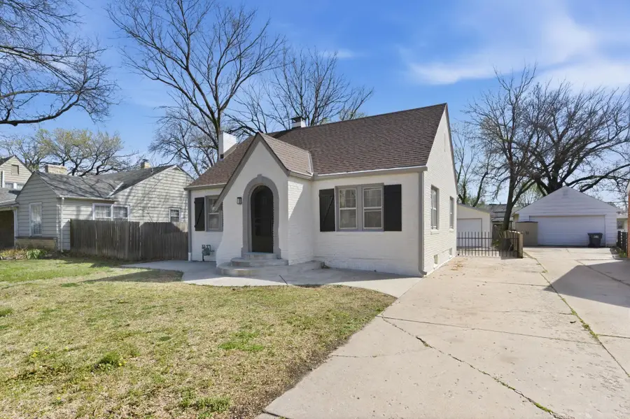 636 N Pershing Ave, Wichita, KS 67208 - #2