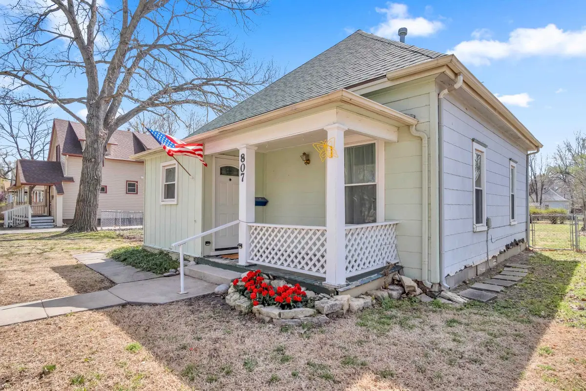 807 E 7th St, Newton, KS 67114 - #1