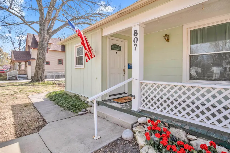 807 E 7th St, Newton, KS 67114 - #3