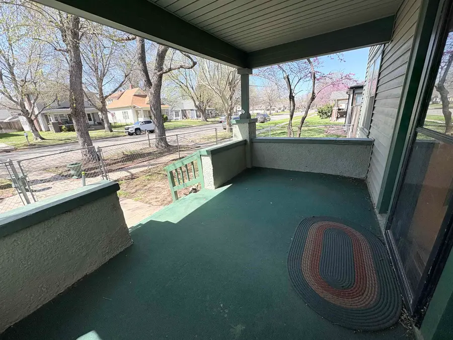 404 N 2nd St, Arkansas City, KS 67005 - #3