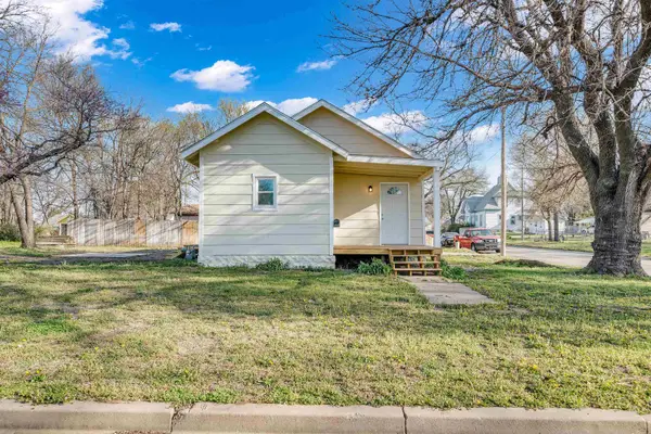523 E 4th St, Wellington, KS 67152