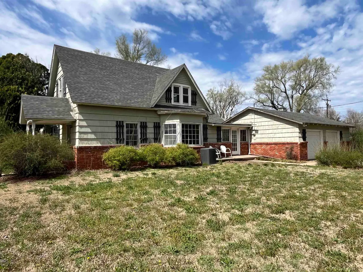 1512 W Blanchard Ave, South Hutchinson, KS 67505 - #1