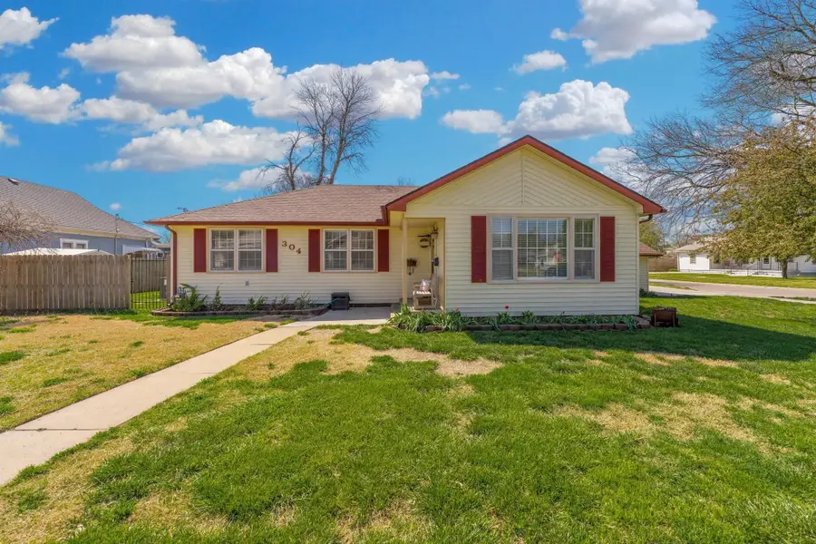 304 E 11th St, Wellington, KS 67152 - #2