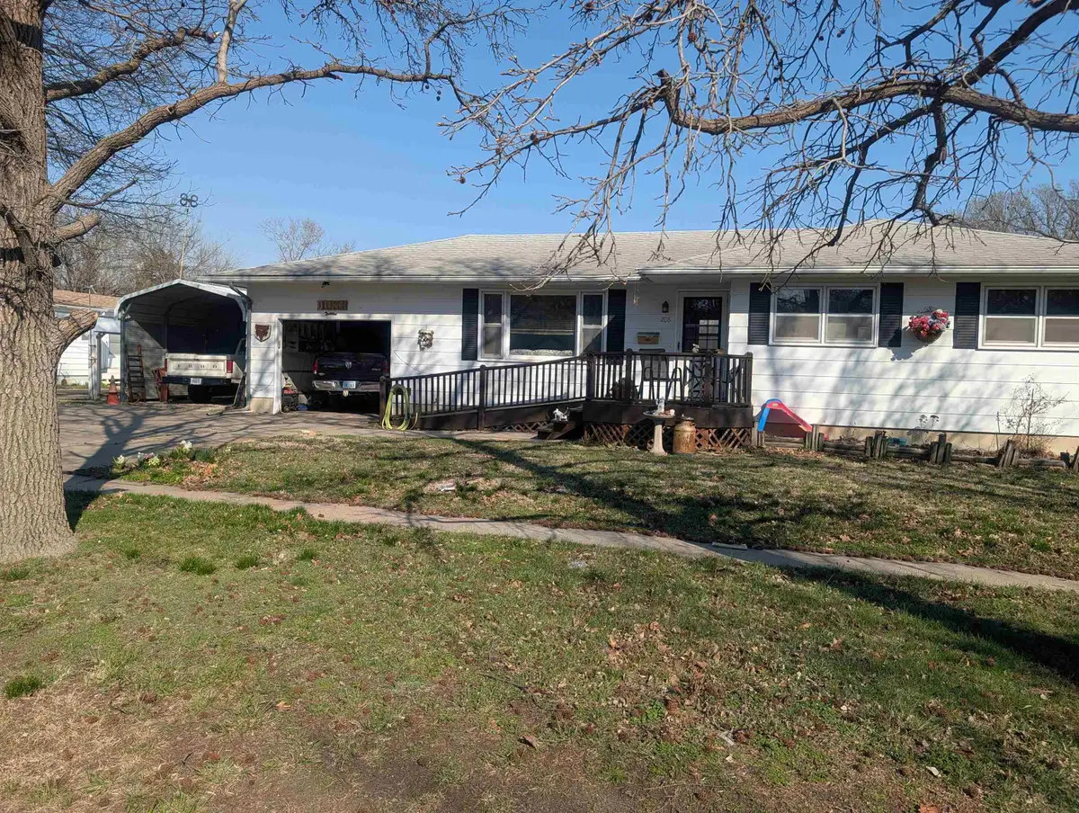 208 S Cedar St, Hillsboro, KS 67063 - #1