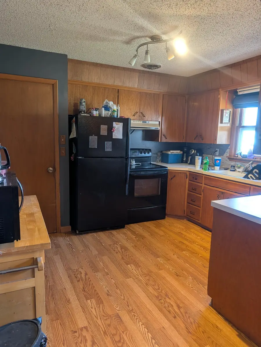 208 S Cedar St, Hillsboro, KS 67063 - #2