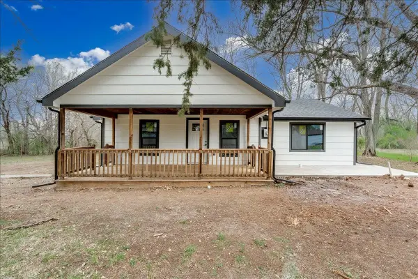 102 E Oak St, Douglass, KS 67039